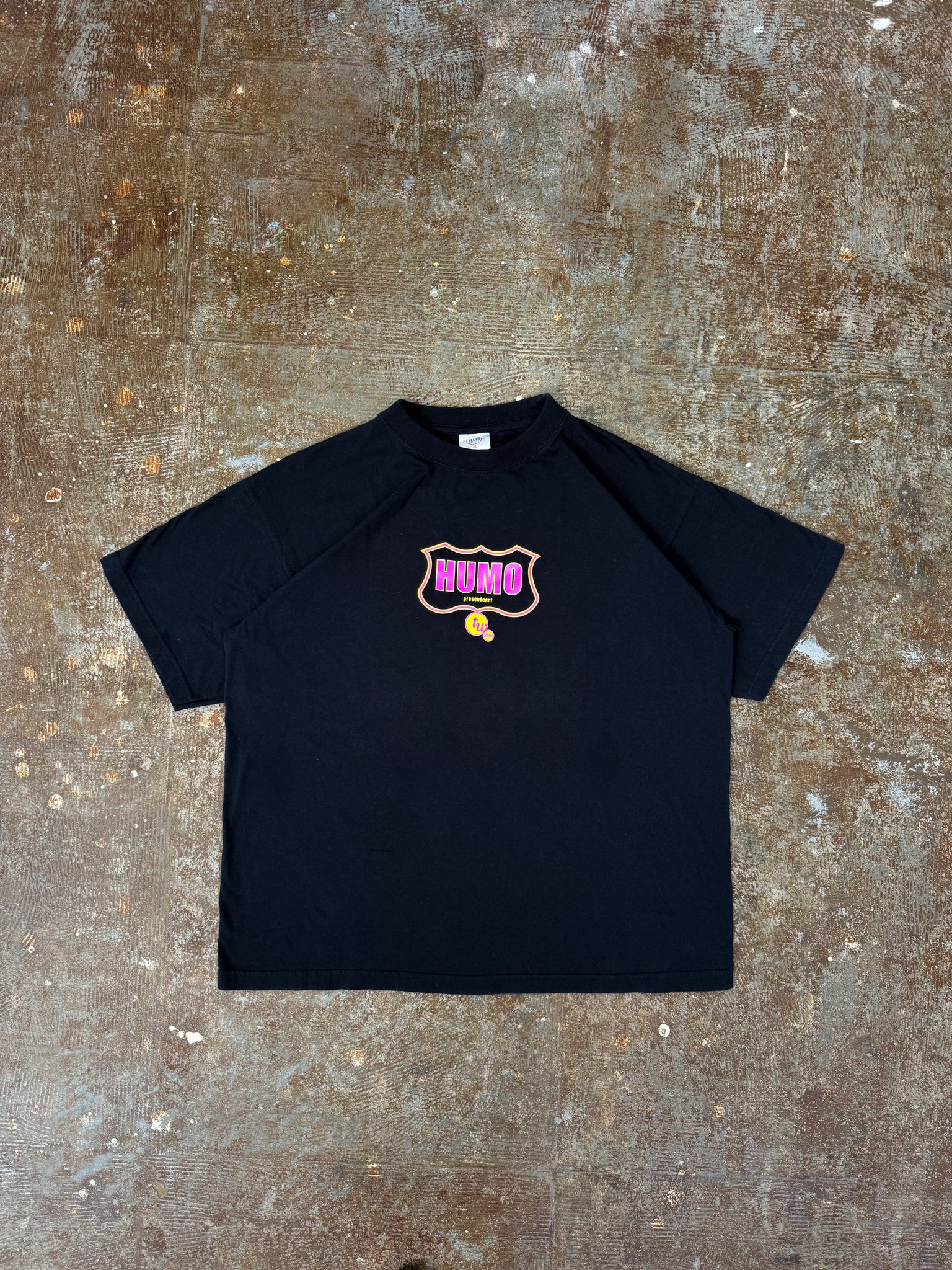 HUMO PRESENTEERT TW 2001 TEE